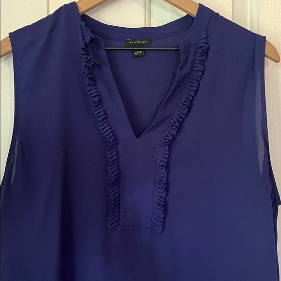 Ann Taylor | Navy Blue Sleeveless Blouse w. Ruffle Embelishment on Front XL - Picture 3 of 8